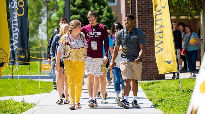 A WSC Navigator leads a group of people on a campus tour