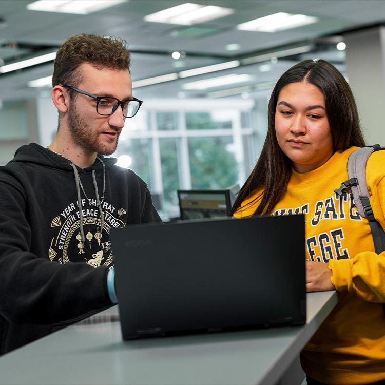 A student receives computer support at the Service Center