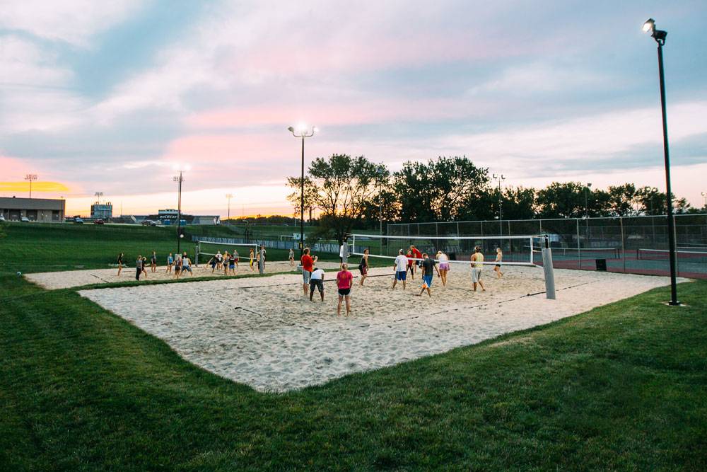 WSC students play sand volleyball