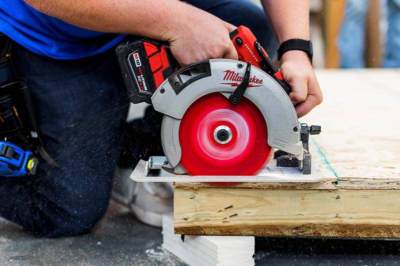 A students works with a circular saw