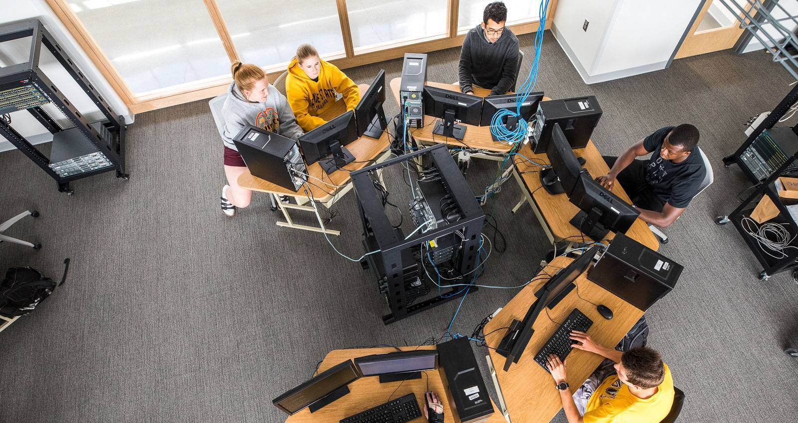 WSC students work in the computer networking lab