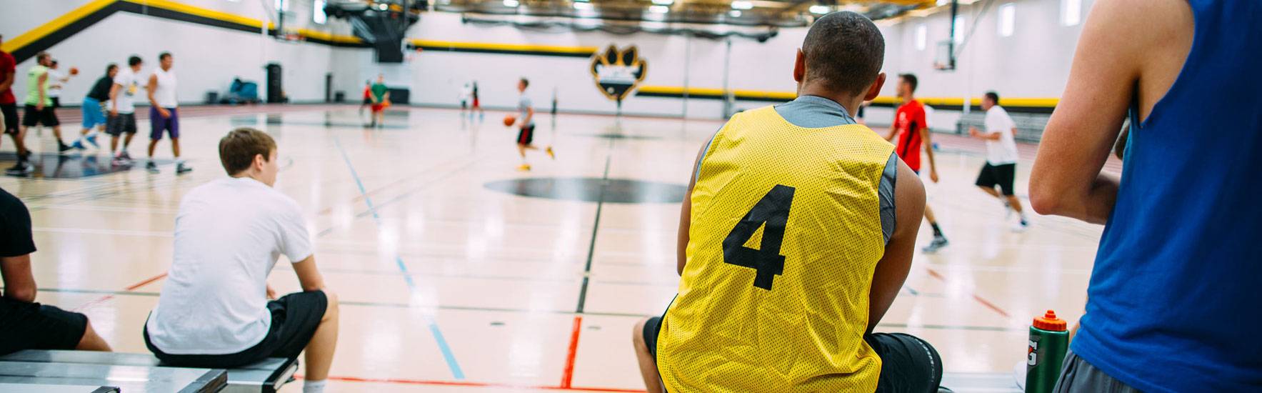 WSC students play basketball in the Rec Center