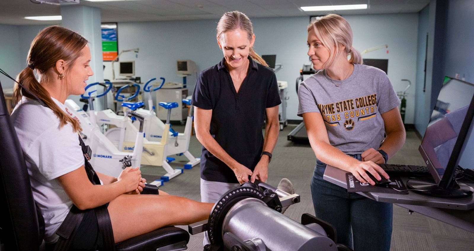 Professor Kris Fox instructs students in WSC's HHPS lab.