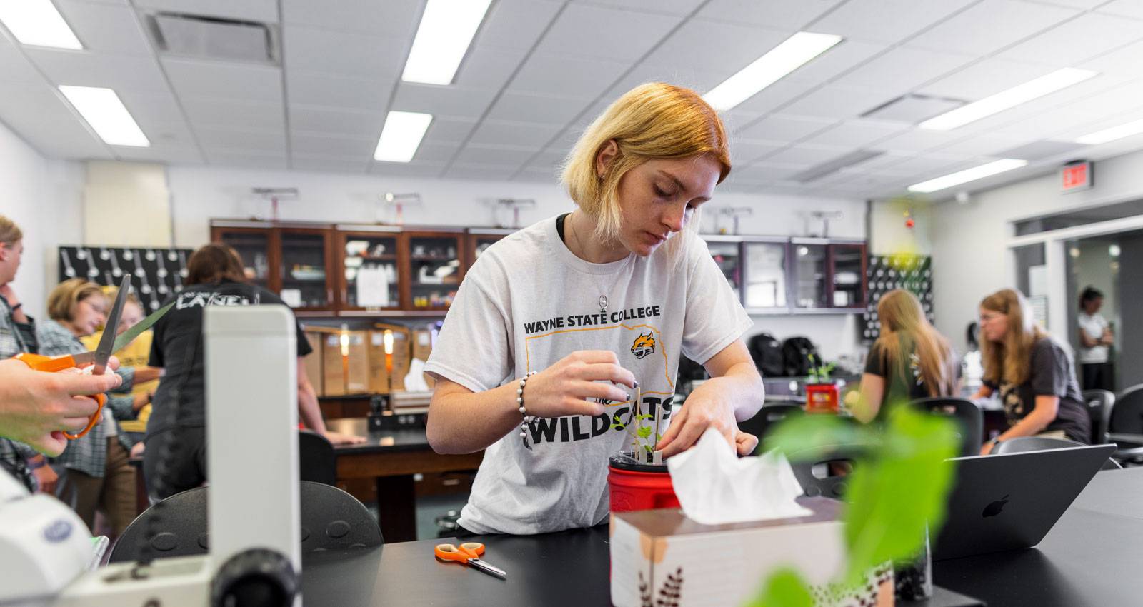 A WSC student works in a biology lab