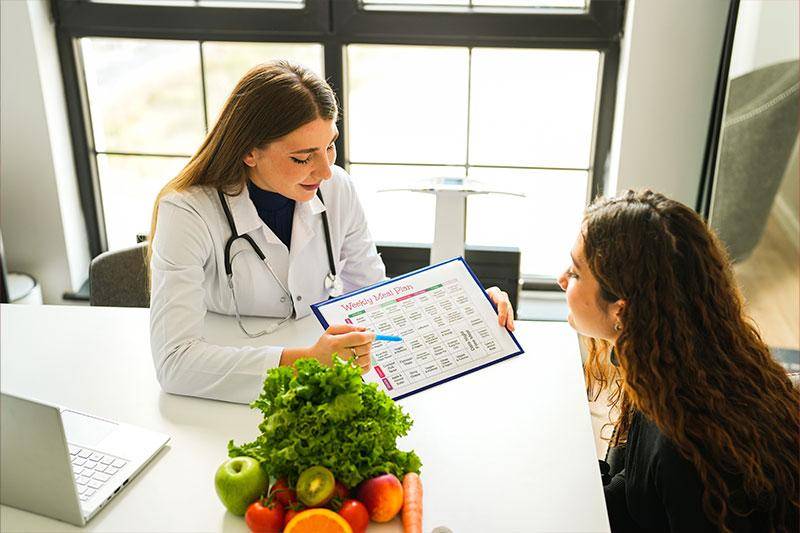 A nutritionist consults with a client
