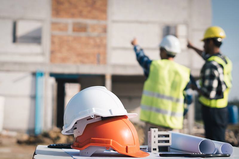 Safety management degree concept featuring a safety manager and technician on a job site