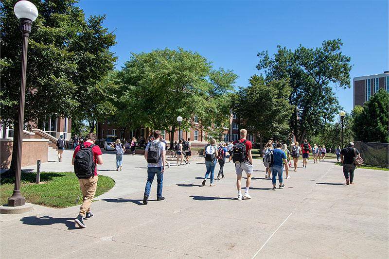 Students walk to class in Fall 2020