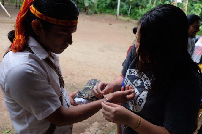WSC student helps Ecuadorean with bracelet 191118